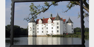Das Schloss Glcksburg, die Ostansicht vom Besucherparkplatz aus gesehen.