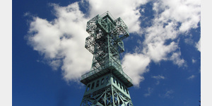 Das Josephskreuz - oberhalb des Doppelkreuzes aus Stahl ist die auf 38 Meter Hhe befindliche Aussichtsplattform erkennbar.