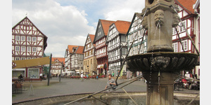 Der Marktplatz von Fritzlar mit dem 1564 erbauten Rolandsbrunnen als Zeichen des Marktrechtes und der unter dem Schutz des Kaisers stehenden Gerichtsbarkeit.