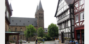 Fritzlar, Blick auf den Dom St. Peter, der auf einen hochromanischen Bau aus den Jahren 1085/1890 zurckgefhrt werden kann.