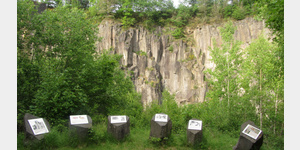 An der Ettringer Lay, an einem Aussichtspunkt mit Blick in den ehemaligen Basalt-Steinbruch befinden sich Anschauungstafeln zum Vulkanismus in der Eifel.