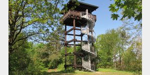 Gommern, der 1992 auf dem Fuchsberg errichtete Aussichtsturm bietet einen groartigen Rundblick ber den Kulk auf die Stadt und Umgebung.