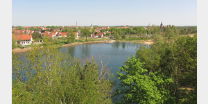 Blick vom Aussichtsturm auf dem Fuchsberg bei Gommern auf den Kulk genannten See, die Stadt und ihre Umgebung.