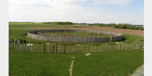 Das Ringheiligtum von Pmmelte ist ein nach Ausgrabungen nachempfundenes Monument der Steinzeit, das etwa zeitgleich wie die Steinringe von Stonehenge entstanden sein soll.