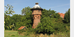Der alte Wasserturm als historisches Wahrzeichen des Storchendorfes Rhstdt wurde bereits 1912 von seiner Funktion entbunden und dient, 1992 restauriert, nun natrlich als Storchennest.
