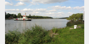 Blick von den Stellflchen am Nord-Ostsee-Kanal auf die Kanalfhre Burg.