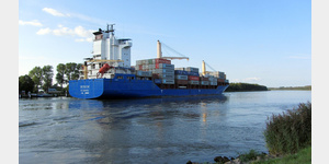 Nord-Ostsee-Kanal; ein Container-Schiff durchquert den Kanal in Hhe der Kanalfhre Burg im Dithmarschen.
