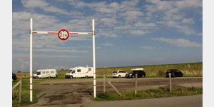Einfahrt zum Parkplatz Rosenfelder Strand. Im September war die Einfahrtsbegrenzung bereits hochgehangen. 