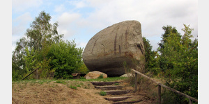 Im Findlingsgarten Malente-Kreuzfeld trifft man auf den ca. 2 Milliarden Jahre alten und 126 Tonnen schweren Wandhoff-Findling, der 1983 in einer benachbarten Kiesgrube gefunden wurde.