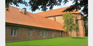Kloster Cismar, Ostseite der Klostergebude und Kirche (hinten). 