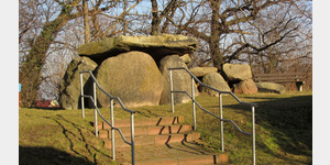 Das Grosteingrab von Wulfen, ein 3,60 Meter langes Ganggrab, kann mitten im Ort besichtigt werden.