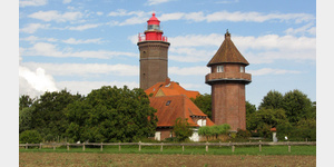 Landseitiger Anblick des Leuchtturmes Dahmeshoeved (links) mit dem 1939 ergnzend errichteten Beobachtungsturm fr den Leuchtturmwrter (rechts).