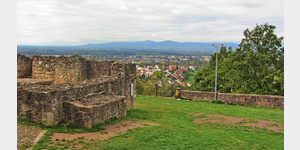 Blick vom Burghof der Hochburg ber Emmendingen und den Kaiserstuhl hinweg zu den Vogesen.