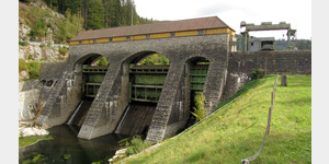 Das 1918 fertiggestellte Schtzenwehr Kirschbaumwasen, von dessen Sammelbecken Wasser der Murg dem Forbacher Kraftwerk zugeleitet wird.