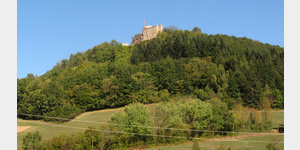 Die Burg Hohengeroldseck vom Parkplatz an der B 415 aus gesehen.