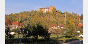 Blick von der Tauberbrcke auf die Gamburg oberhalb des gleichnamigen Ortes