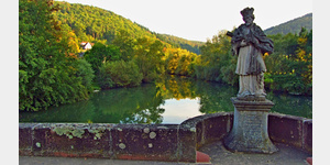 Blick von der Tauberbrcke bei Gamburg auf den Fluss, rechts die Kopie einer Statue des 1729 heiliggesprochenen Johannes Nepomuk.