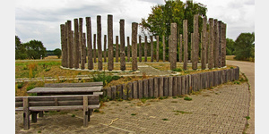 Nachbildung eines Kreises aus 56 Holzpfosten, dessen Vorlage bei Pevestorf ausgegrabenen wurde und  vor knapp 4000 Jahren in der Frhbronzezeit errichtet worden ist.  