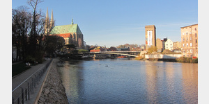 Grlitz, Blick neieabwrts zur Altstadtbrcke, links die Grlitzer Pfarrkirche St. Peter und Paul, rechts das polnische Zgorzelec.