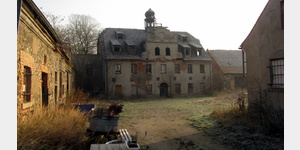 Deutsch-Ossig, das 1335 erstmals urkundlich erwhnte Dorf fiel 1988 dem Braunkohletagebau  Berzdorf zum Opfer. Nach Stilllegung des  Tagebaues blieben einige Huser als Ruinen zurck.