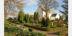  Blick ber den Friedhof zur 900 Jahre alten Kirche von Jelling.