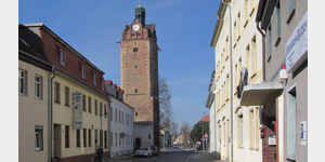 Delitzsch, Blick durch die Hallesche Strae auf den 1396 als Teil der Wehranlage fertiggestellten Halleschen Turm.  Den Renaissance-Giebel erhielt der Turm erst 1548
