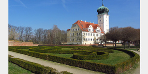 Delitzsch, Blick ber den Barockgarten zum 1390 im Stil der Gotik errichteten Schloss, das im 17. Jahrhundert in ein Barockschloss umgebaut wurde.