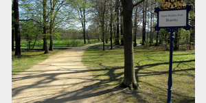 Eingang in den Frst-Pckler-Park Branitz aus Richtung Parkplatz am Tierpark.