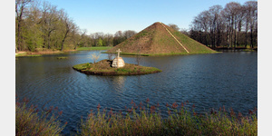 Die Seepyramide im Pyramidensee des Frst-Pckler-Parks Branitz, die letzte Ruhesttte des Frsten und seiner Frau.