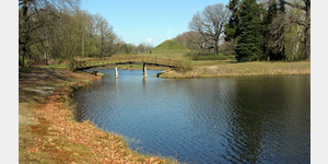 Der Schlangensee mit der Schlangenseebrcke im Frst-Bckler-Park Branitz; im Hintergrund die Landpyramide.