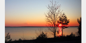 Sonnenuntergang ber dem Partwitzer See, vom Parkstreifen aus beobachtet.