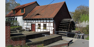 Die Spreewehrmhle, eine 1795 auf einer Pfahlgrndung errichteten Wassermhle am Groen Spreewehr in Cottbus; heute technisches Denkmal mit Schaubetrieb und Gastwirtschaft.