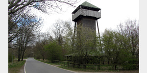 Der Kranichbeobachtungsturm am Borcheltsbusch, direkt an der Strae zwischen Freesdorf und Gomar.