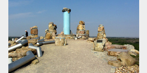Das Kunstwerk Feldzeichen am hchsten Punkt des Findlingsparks Nochten symbolisiert den Eisstrom vom blauen Inlandeis Skandinaviens zu den Findlingen des Parks.