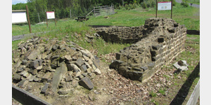 Die konservierten Reste eines steinernen Limesturmes am Limeslehrpfad in der Nhe des Jagdhauses Wilhelmsruh