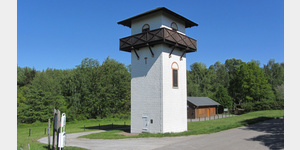 Der 1994 vom Westerwaldkreis rekonstruierte Rmische Limes-Wachtturm bei Hillscheid mit einem angrenzenden rmischen Nutzgarten.