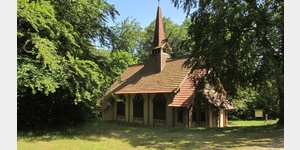  Die Stabkirche im Wald bei Stiege; 1905 im Stiel einer nordischen Kirche errichtet bietet sie Platz fr 150 Personen.