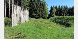 Nachbau eines Limesabschnittes mit Palisade, Spitzgraben und Erdwall vor dem in den Grundmauern erhaltenen rmischen Kleinkastell im Hillscheider Wald.
