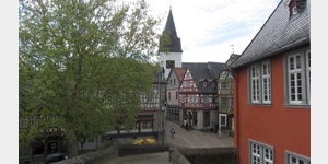 Idstein, Blick vom Torbogengebude ber den Knig-Adolf-Platz zur Unionskirche.
