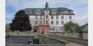 Idstein, Blick auf das Residenzschloss, seit 1946 die Pestalozzischule mit Internat