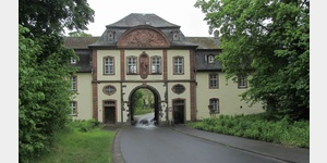 Kloster Arnsburg, Blick auf den barocken Pfortenbau, das Eingangsportal zum Klostergelnde