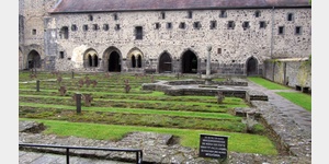 Kloster Arnsburg, Kriegsopferfriedhof auf dem Innenhof des Klostergelndes im ehemaligen Kreuzgang.