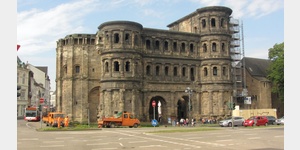 Die der Stadt abgewandte Seite (Feldseite) der Porta Nigra, dem Wahrzeichen der Stadt Trier aus dem 2. Jahrhundert.