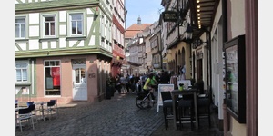 Miltenberg, Blick vom Marktplatz zum bunten Treiben  in der Hauptstrae