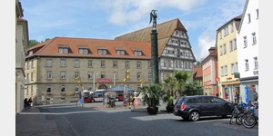 Schwbisch Gmnd, der Nordteil des Marktplatzes mit Kriegerdenkmal und dem ehemaligen Amtshaus (hinten rechts)