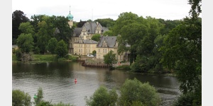 Blick vom Schlosspark Babelsberg ber den Teltow-Kanal zum Jagdschloss Glienicke
