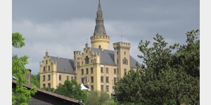 Blick von Bad Hnningen auf das Schloss Arenfels, ehemals eine Burg aus dem 13. Jahrhundert erhielt es seine heutige Gestalt erst Mitte des 19. Jahrhunderts.