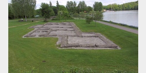 Ein rmisches reprsentatives Wohngebude, so wird vermutet, 38 Meter lang und 15 Meter breit, zeigen die Ausmae der freigelegten Grundmauern im Kastellvicus Rainau-Buch.
