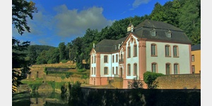 Das Schloss Weilerbach, Ende des 18. Jhd. errichtet, im 2. Weltkrieg stark beschdigt, wurde erst ab 1987 wieder instand gesetzt und dient heute kulturellen Zwecken.