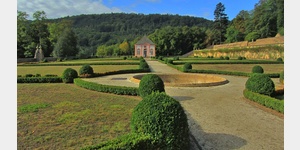 Blick in den Barockgarten von Schloss Weilerbach, im Hintergrund das Pavillongebude